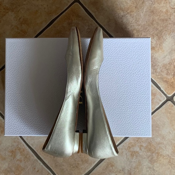 Manolo Blahnik Metallic Platinum Leather Flats - Picture 5 of 16